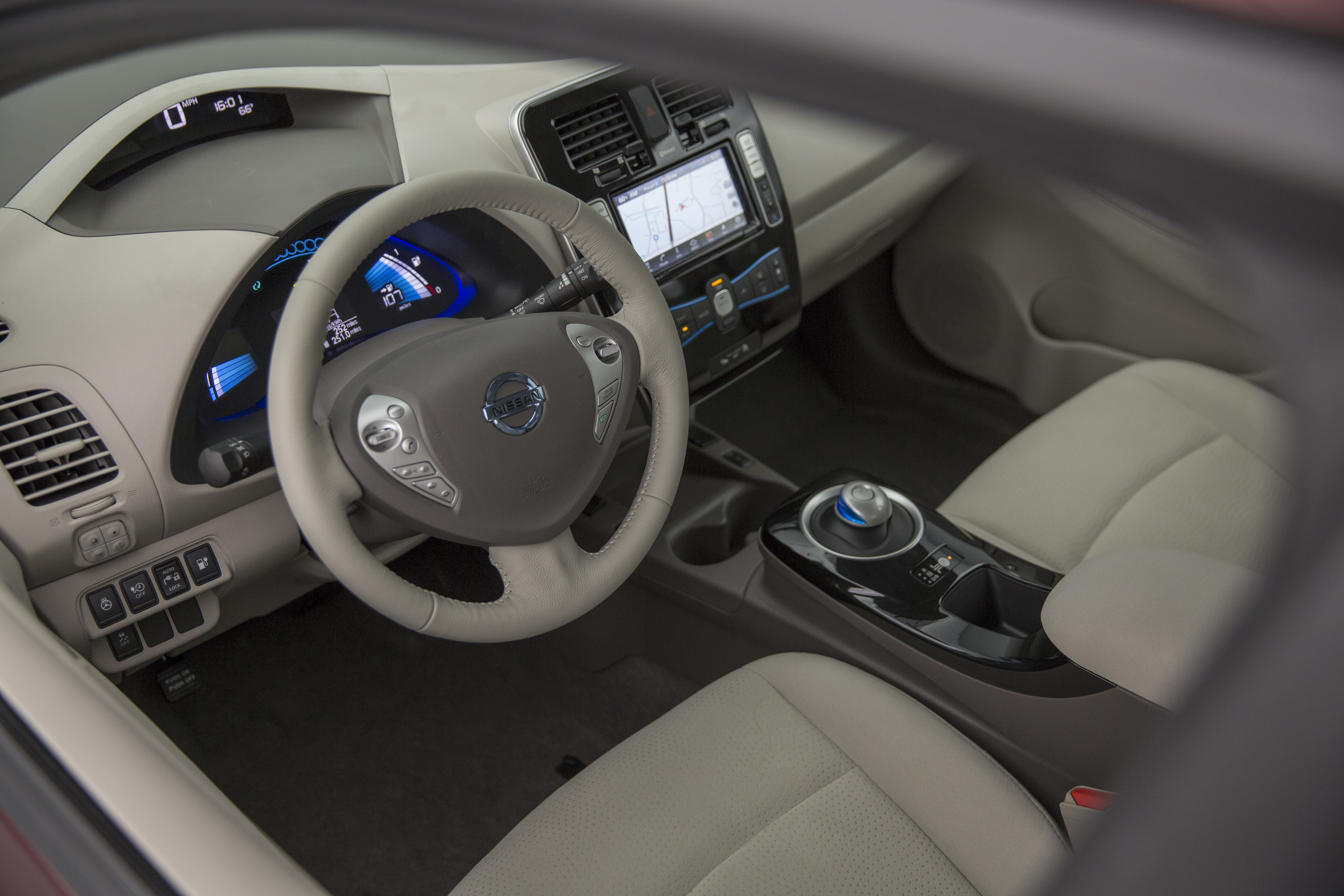 2016_nissan_leaf_23